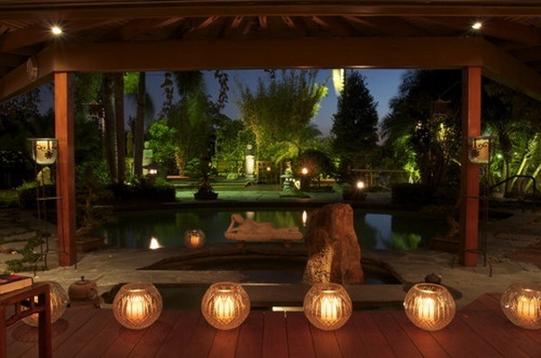 Trang trí cửa đón Tết với những ngon nến trang trí