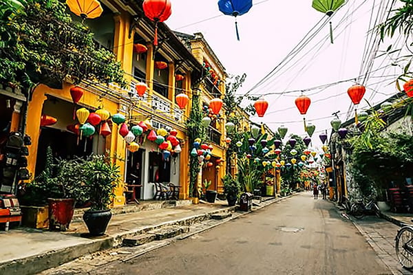 Trang trí Tết cửa kính với đèn lồng đỏ thắm