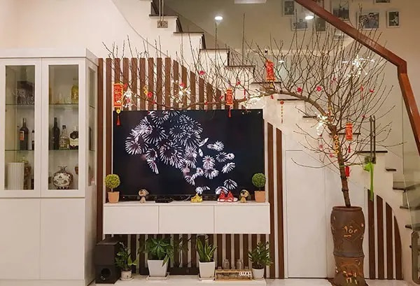 Trang nhà ngày Tết với đèn trang trí phòng