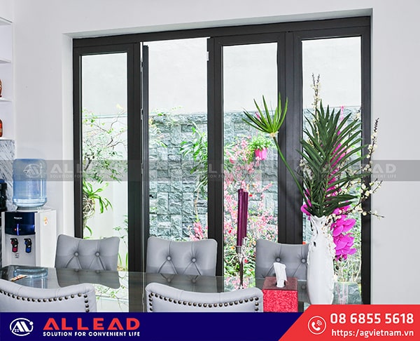mẫu cửa phòng khách nhôm kính Allead thi công