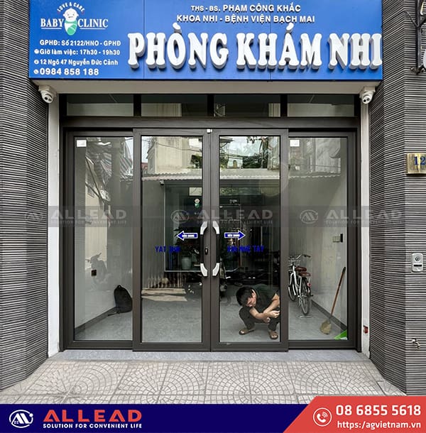 cửa nhôm kính trượt quay sử dụng cho phòng khám
