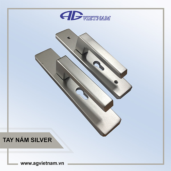 tay nắm cửa màu bạc