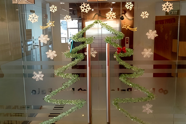 trang trí cửa kính noel bằn dây kim tuyến